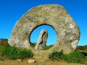 Menhir in einem runden Stein mit Loch aus Cornwall